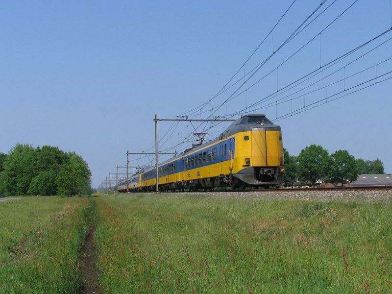 4056 und 4208 mit IC 554 Groningen-Den Haag CS bei Tynaarlo am 14-5-2008.