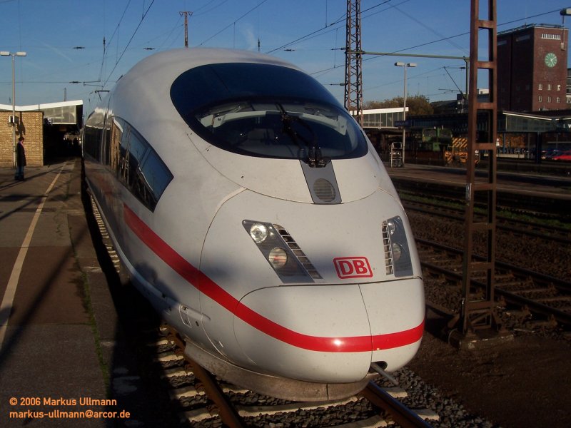 406 007 - 5  Hannover  am 18.11.2006 in Oberhausen Hbf. Der ICE 126 fhrt weiter nach Amsterdam