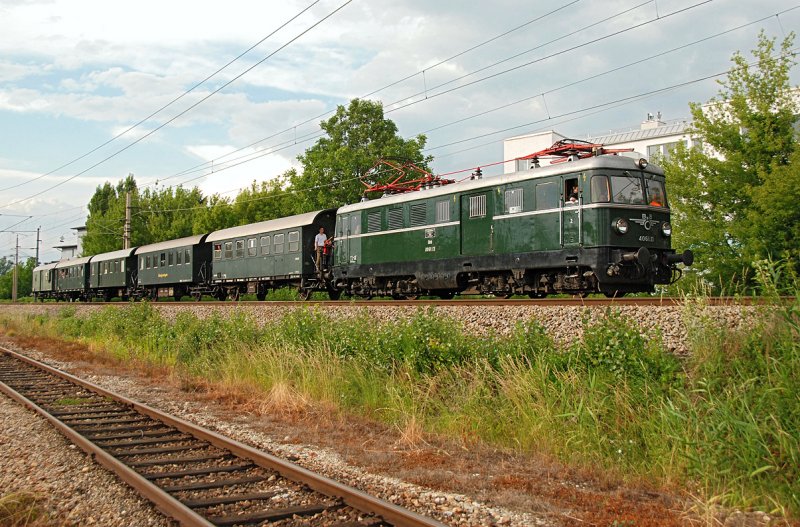 4061.13 befrderte am 06.06.2009 den Nostalgiesonderzug ab Korneuburg, weiter bis zum Endbahnhof nach Wien Sdbahnhof (Ostseite). Die Aufnahme entstand kurz nach Korneuburg. 