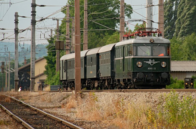 4061.13 befrderte am 06.06.2009 den Nostalgiesonderzug ab Korneuburg, weiter bis zum Endbahnhof nach Wien Sdbahnhof (Ostseite). Die Aufnahme entstand bei der Ausfahrt aus dem Bhf. Korneuburg.