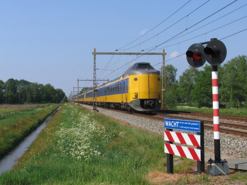 4067, 4044 und 4038 mit IC 760 Groningen-Schiphol (Airport) bei Tynaarlo am 14-5-2008.