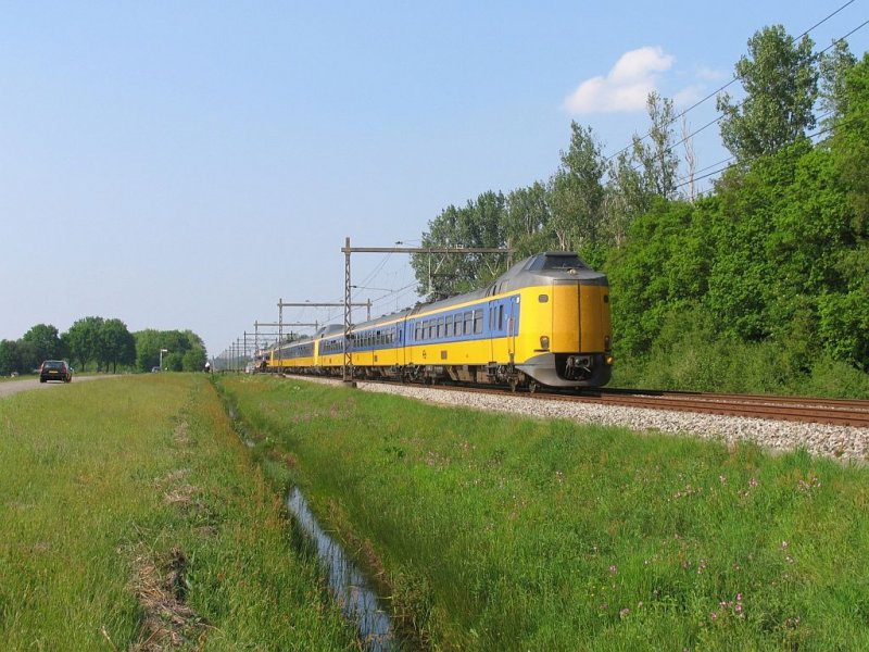 4087, 4089 und 4084 mit IC 562 Groningen-Den Haag CS bei Tynaarlo am 14-5-2008.