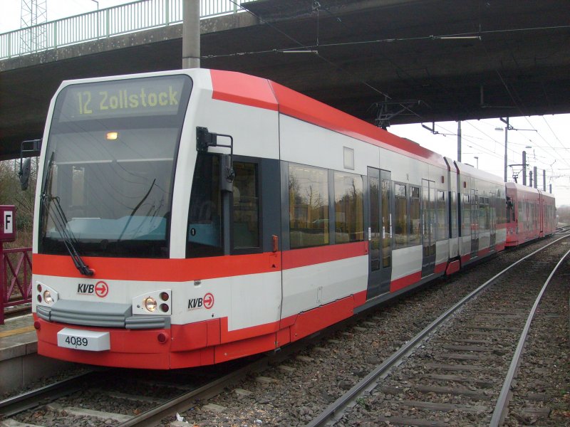 4089 ist neben 4027 die letzte Bahn der Reihe K4000 mit der urscprnglichen Lackierung. Am 23.12.2007 stand sie mit 4082 in Merkenich. 