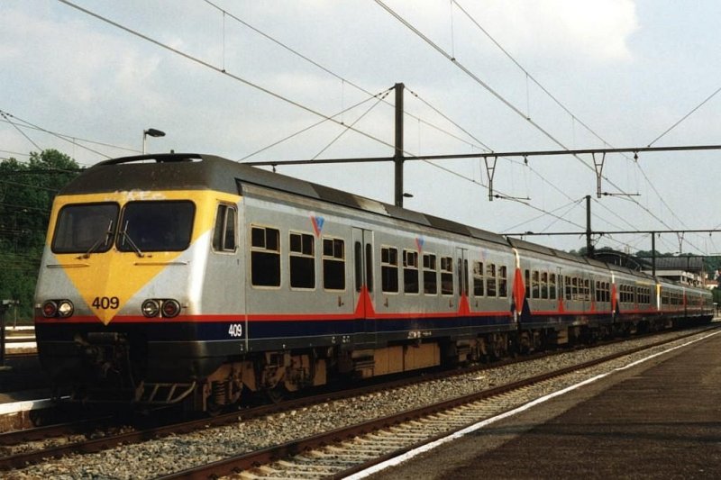 409 und 331 mit IC 2439 Dinant-Bruxelles Midi auf Bahnhof Ottignies am 19-5-2001. Bild und scan: Date Jan de Vries. 