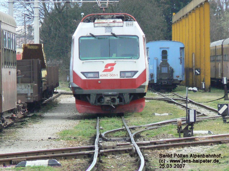 4090 001 Frontansicht, Sankt P�lten Alpenbahnhof. Auch wenn es nicht so aussieht, aber das Foto ist vom Bahnsteig aus gemacht. Foto: 25.03.2007
