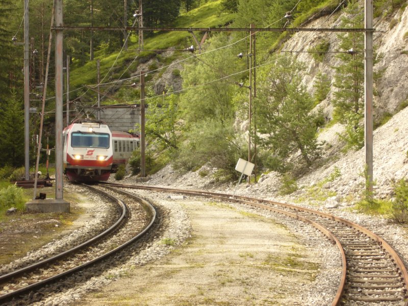 4090 002-9 erreicht hier nach der Durchfahrt einer Serie von Tunneln (insgesamt 5) seit der Abfahrt in Wienerbruck-Josefsberg den letzten Bahnhof auf niederösterreichischem Boden nämlich Erlaufklause bei Km 77,2 auf der Fahrt nach Mariazell. Ein Bahnhof der vor allem von Wanderern gern genutzt wird. Von hier aus aber auch vom benachbarten Bahnhof Wienerbruck- Josefsberg hat man einen guten Zugang zum Wandergebiet Oetschergraeben, Juli 2009