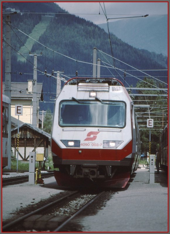 4090 003-7 zeigt, dass es nicht nur nostalgisch auf der Mariazellerbahn zu und her geht. Kurz vor Abfahrt in Mariazell.
(07/98)