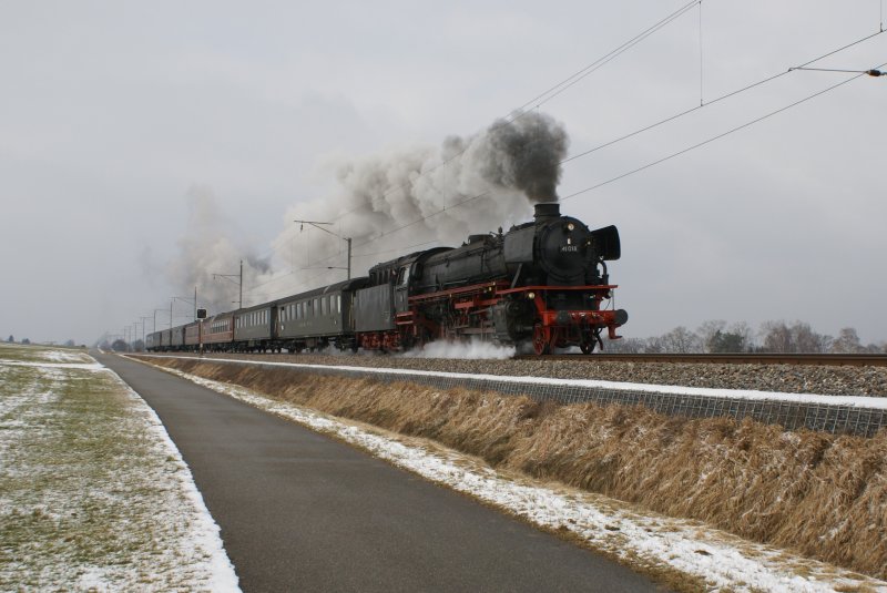 41 018 dampft am 14.2.09 mit dem Nostalgie Rhein-Express von Altnau Richtung Gttingen.