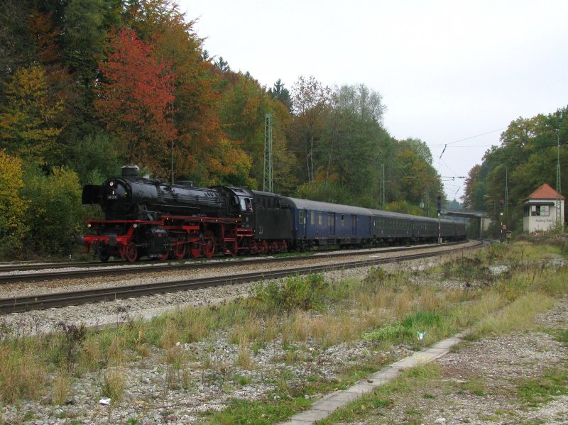 41 018 fhrt am 11.10.2008 mit einem Sonderzug von Stuttgart nach Prien in Aling ein.