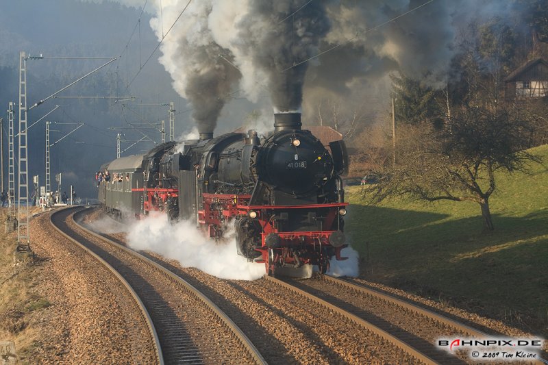 41 018 mit 01 202 und 58 311 als Schublok am 03.01.2009 zum Dreikngisdampf auf der Schwarzwaldbahn. www.bahnpix.de