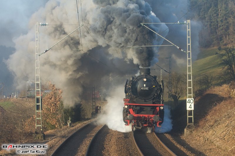 41 018 mit 01 202 und 58 311 als Schublok am 03.01.2009 zum Dreikngisdampf auf der Schwarzwaldbahn. www.bahnpix.de
