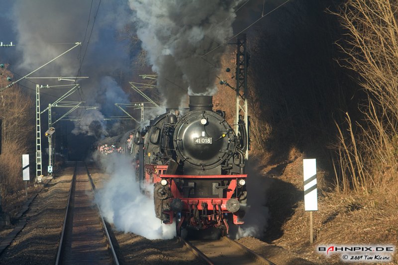 41 018 mit 01 202 und 58 311 als Schublok am 03.01.2009 zum Dreikngisdampf auf der Schwarzwaldbahn. www.bahnpix.de