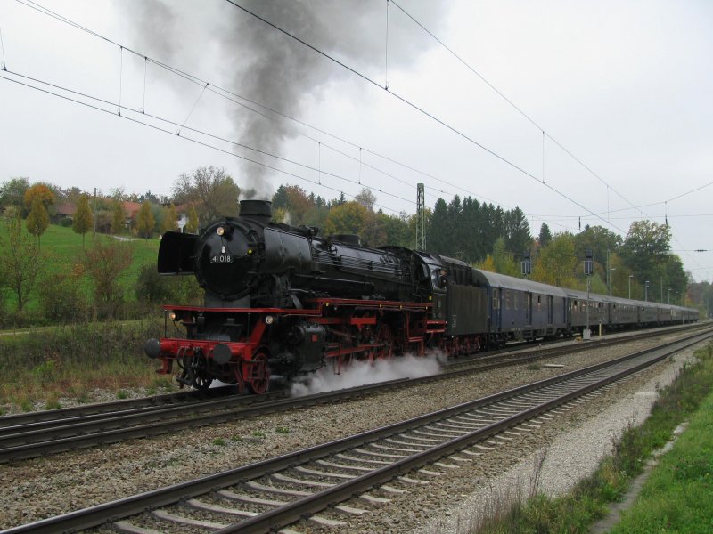 41 018 mit ihrem Sonderzug aus Ulm nach Prien bei der Ausfahrt aus Aling, 11.10.2008.