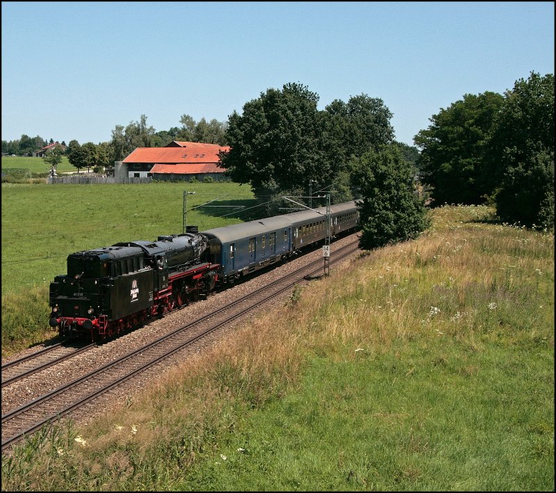 41 018 mit  Knig Ludwig Dampfzug  bei Bad Endorf auf dem Weg nach Mnchen/Augsuburg. (11.07.2008)

