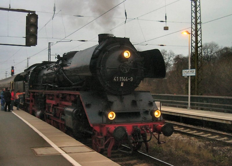 41 1144-9 in der Abenddmmerung nach der Rckkehr von einer Sonderfahrt in Erfurt Hbf, 2006
