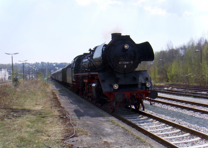 41 1144-9 bei der Ankunft mit dem Sonderzug des SEM am 12.04.2009 im Bahnhof Adorf. Die Fahrgste hatten den Zug bereits in Schneck verlassen.