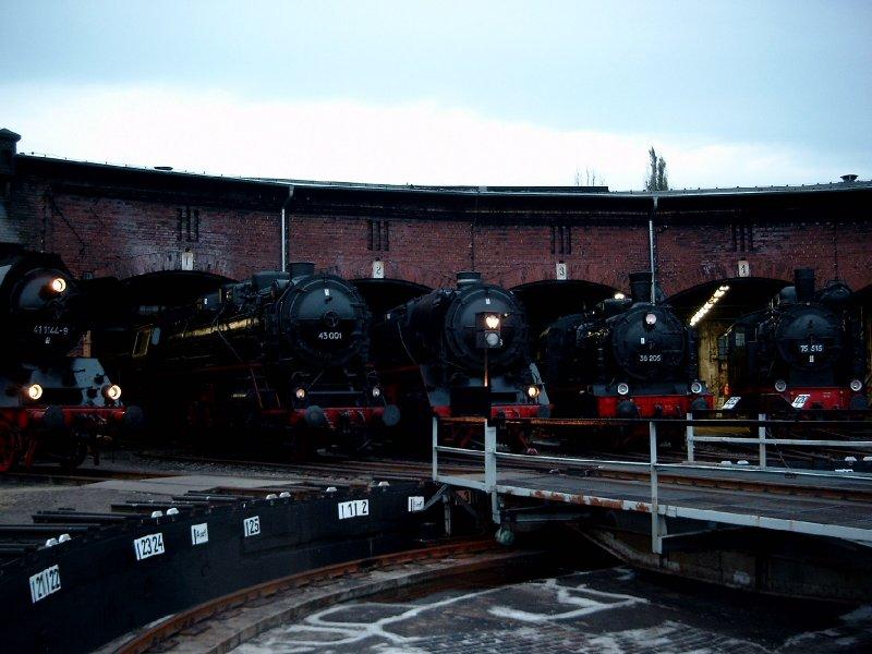 41 1144+43 001+38 205+75 515 prsentieren sich fr die nachtfotoparade im SEM Chemnitz beim 14. Heitzhausfest