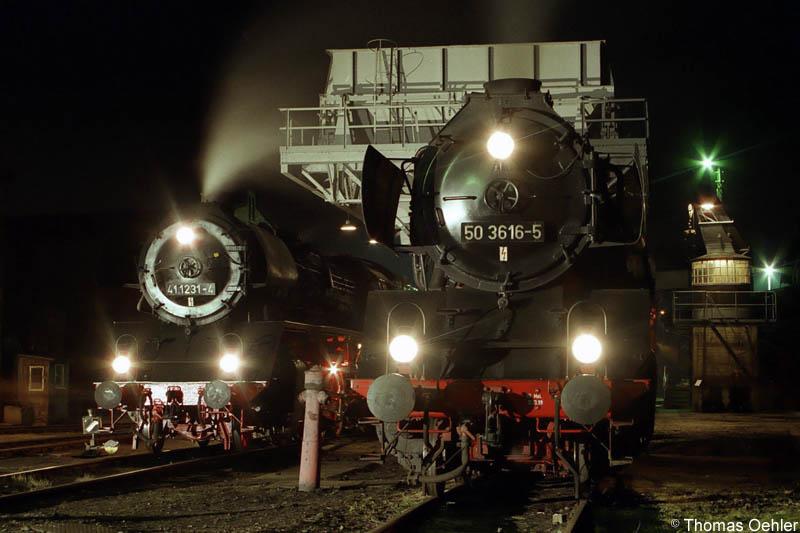 41 1231 und 50 3648 zu nchtlicher Stunde unter dem Kohlehochbunker des Bw Chemnitz-Hilbersdorf im September 2000.