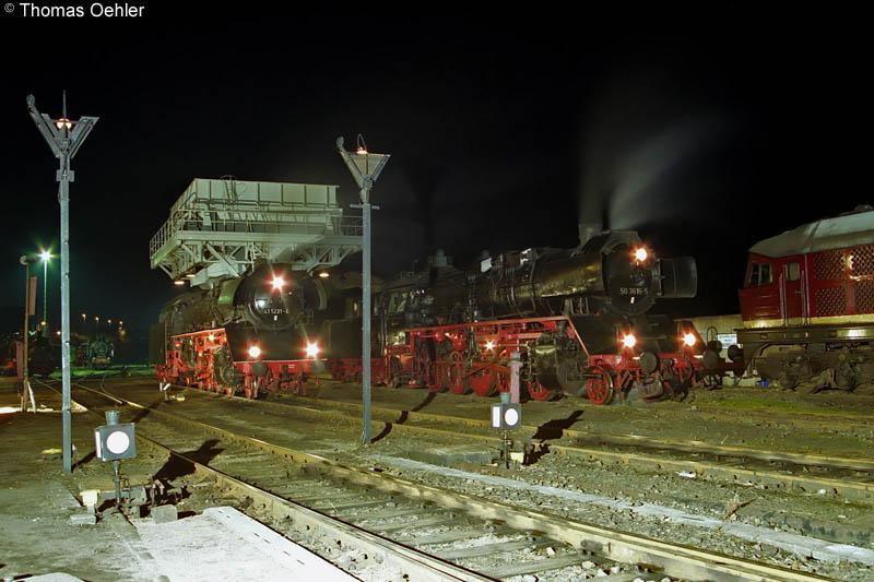41 1231 und 50 3648 zu n�chtlicher Stunde unter dem Kohlehochbunker im Bw Chemnitz-Hilbersdorf im September 2000, rechts im Bild die
 Ludmilla  231 060