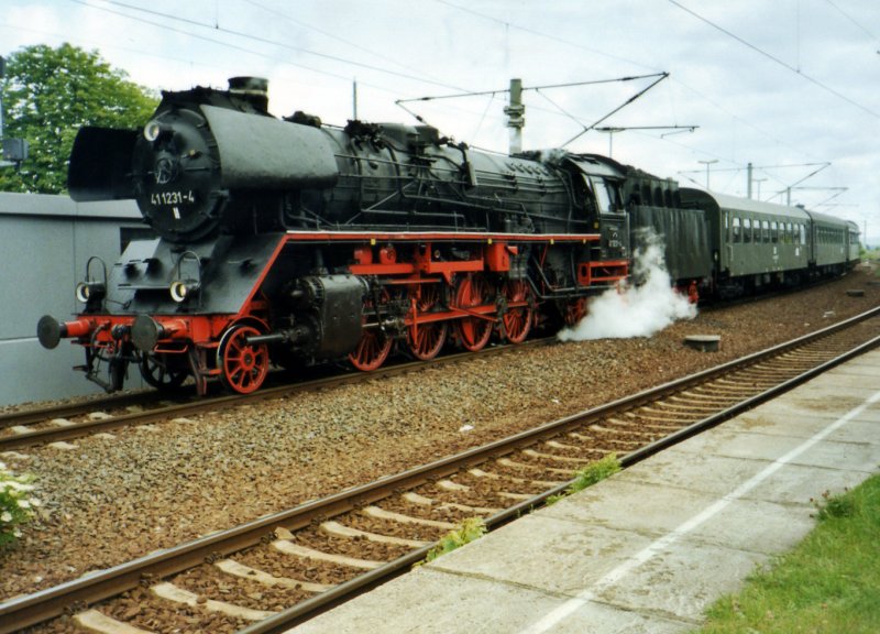 41 1231 der Stassfurter Eisenbahnfreunde war mit dem Salzlandexpress am 11.06.2005 auf der Unstrutbahn zu Gast. Hier zu sehen die Ausfahrt aus Artern in Richtung Naumburg, (Scan). 