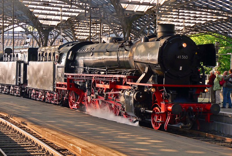 41-360 bei der Einfahrt in den Klner Hbf. .