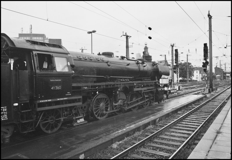 41 360 steht mit einem Dampfzug im Klner Hauptbahnhof, und wartet auf Grn. (27.05.2007)