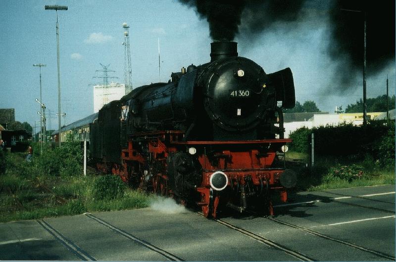 41 360 verlsst den Bhf Cloppenburg ,an der Strecke Oldenburg-Osnabrck, mit ihrem Zug nach Dsseldorf .Juni 01
