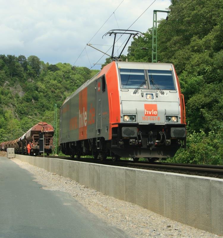 41 Jahre spter. Die Rbelandbahn ist nun eine Industrieeisenbahn und wird von der Fels Netz GmbH und der hvle betrieben. Die E 251 / BR 171 sind lngst Geschichte. Nach fnf jhrigen Dieselbetrieb werden jetzt moderne Mehrsystemloks der BR 185 eingesetzt. Die Vegatation hat sich verndert und im letzten Jahr ist die Sttzmauer erneuert wurden. Ach ja... und die digitale Farbfotografie wurde inzwischen erfunden. Rbeland, 27.Mai 2009