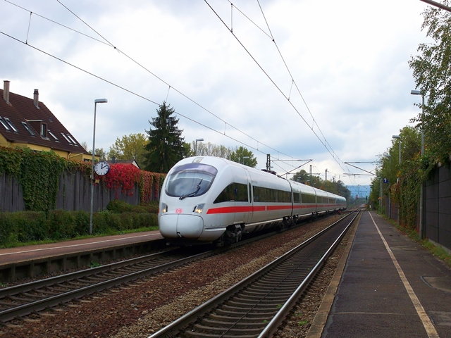 411 ??? fhrt als Ersatz fr den ICE 276 durch Karlsruhe-Hagsfeld. Aufgenommen am 18.10.2009