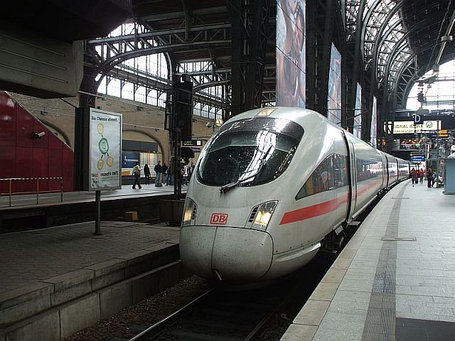 411 002-9 mit einem ICE nach HH-Altona am 18.05.2007 im Hamburger Hbf