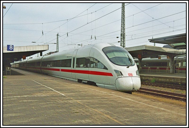 411 002  Neubrandenburg  rollt als ICE1759 nach Dresden Hbf, aus dem Bahnhof Hamm (Westf) aus.