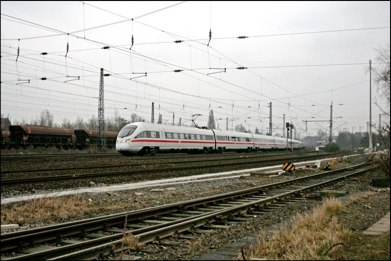 411 007  Pirna  und 411 013  Hansestadt Stralsund  haben ihre Reise als ICE 27 im Dortmunder Hbf begonnen und legen sich bei Bochum-Ehrenfeld in die Kurve. Ziel des Zuges wird der Wiener Westbahnhof sein der Planmig um 19:26 Uhr erreicht werden soll. (24.02.2008)