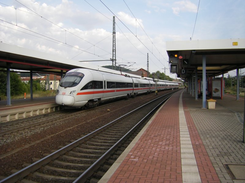 411 010-2 (ICE-T) nach Frankfurt(Main)Hbf um 17.52 Uhr bei der Ausfahrt.