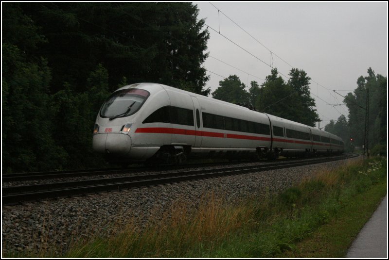411 011  BERLIN  fhrt bei starken Regenschauern als ICE 116 von Wien Westbahnhof nach Mnchen Hauptbahnhof. Hier bei Rosenheim. (02.07.07)