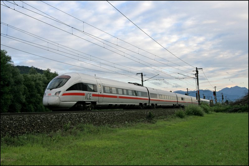 411 011  Pirna  ist als ICE 661  118899.comAllesAuskunft  von Bregenz nach Wien West unterwegs. Der nchste Halt wird Kufstein sein der in wenigen Minuten erreicht wird. (09.07.2008)
