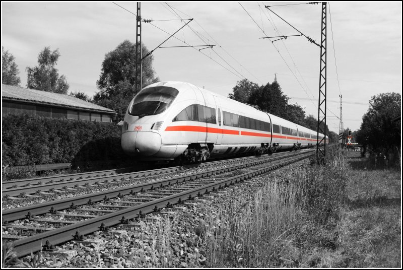 411 013  HANSESTADT STRALSUND  fhrt bei Rosenheim als ICE 562  ST.ANTON AM ARLBERG  von Wien Westbahnhof nach Bregenz. Aufnahme diesmal in S/W-Fokus. (29.06.07)