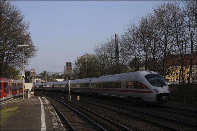 411 018  Plauen/Vogtland  und ein Schwestertriebzug durchqueren das Hamburger Stadtgebiet in Richtung Hbf. (11.04.2009)