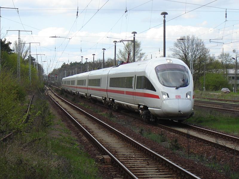 411 057 im Bahnhof Rangsdorf. Dieser Zug, wird fr die Schulungsfahrten der DB Fernverkehr AG, verwendet. Die Fahrt fhrt ber Berlin HBF und der Nord Sd Strecke. Bildaufnahme am 20.04.2006 