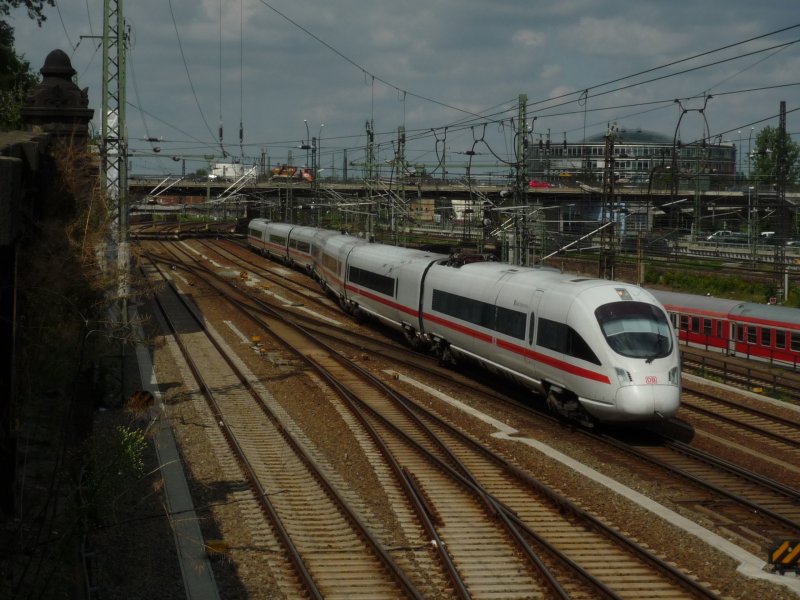 411 060  Markt Holzkirchen  hat als ICE 1555 aus Frankfurt(Main)Hbf sein Ziel Dresden Hbf in Krze erreicht. 18.08.09