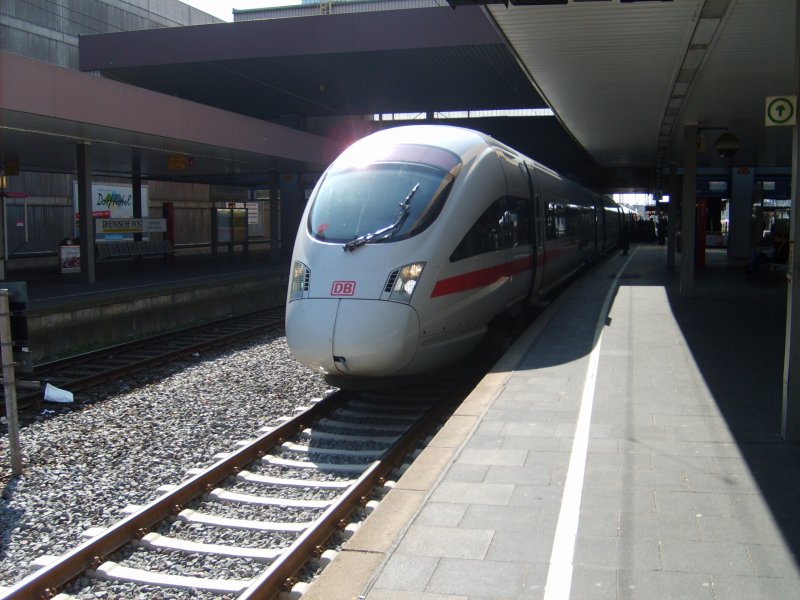 411 066 steht sm 26.3.07 als Ersatz-ICE 2800 fr den ICE 941 in Dsseldorf Hbf mit eingeschaltetem Fernlicht