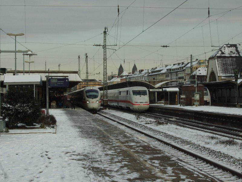 411 070-6 mit ICE27 nach Wien-West erreicht Koblenz Hauptbahnhof, whrend 401 557-4 mit ICE1026 nach Kiel den Bahnhof verlsst.Koblenz 6.1.09 