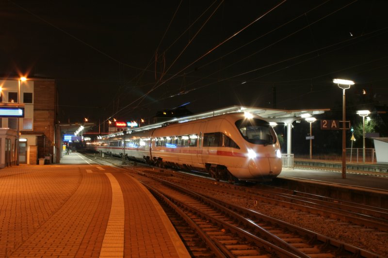 411 070 als Ersatzzug ICE 2810 Mnchen - Frankfurt/M fr den EC 112 Klagenfurt - Frankfurt/M. In Weinheim(Bergstr) am 27.11.2008