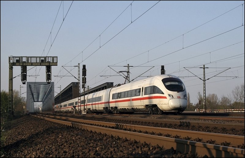 411 073 Halle(Saale) und ein weiterer 411er sind als ICE73915, Hamburg-Altona - Berlin Sdkreuz, unterwegs. Aufgenommen an den Sderelbbrcken. (10.04.2009)
