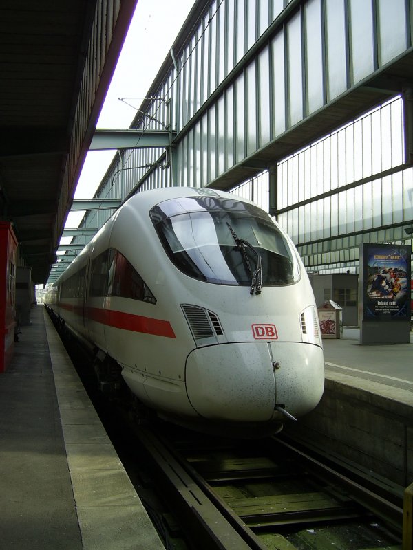 411 081-3 steht am 16.4.2009 als ICE nach Zrich HB im Stuttgarter Hbf.
