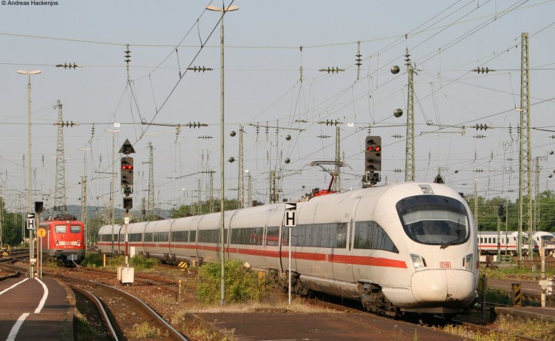 411 082-1  als IC 2165 Ersatzzug ICE 2814  bei der Einfahrt Karlsruhe am 14.5.08
