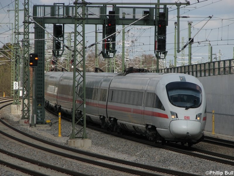 411 517-6 befindet sich am 29.3.08 kurz vorm Hauptbahnhof Mnchen und passiert zum Zeitpunkt der Aufnahme die letzten Meter der Ausbaustrecke Ingolstadt - Mnchen im Bereich der Hildachstrae