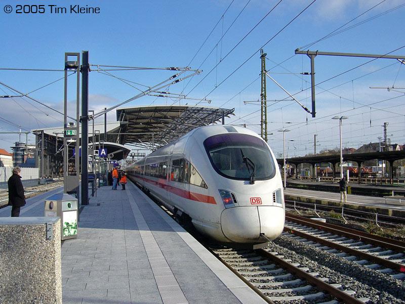 411 532  Wittenberge  steht am 27.11.2005 mit annhernd 3 Stunden versptung als erster Zug berhaupt im neuen Nordteil des Hbf Erfurt. Mehr Bilder vom neuen Bahnhof finden sie auf www.bahnpix.de!