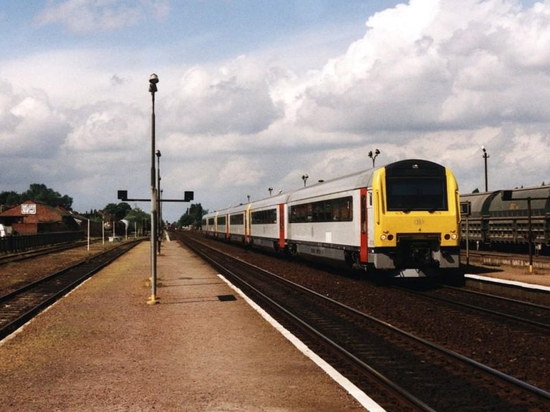 4114, 4104 und 4106 mit IR 3210 Antwerpen Ost-Neerpelt auf Bahnhof Mol am 17-5-2001. Bild und scan: Date Jan de Vries.
