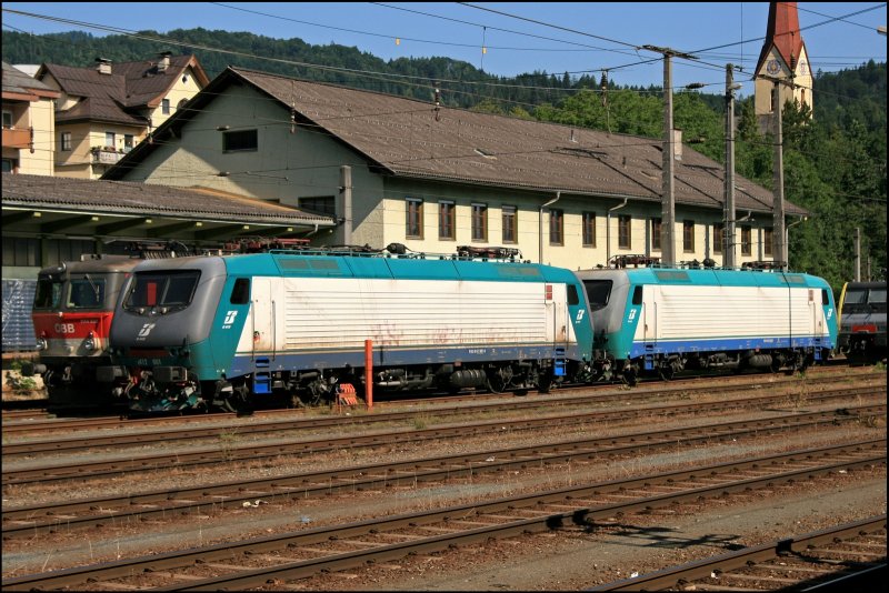 412 001 (9183 0 412 001-0) und eine weitere E412 wartet neben der 1144 232 auf neue Aufgaben. (10.07.2008)
