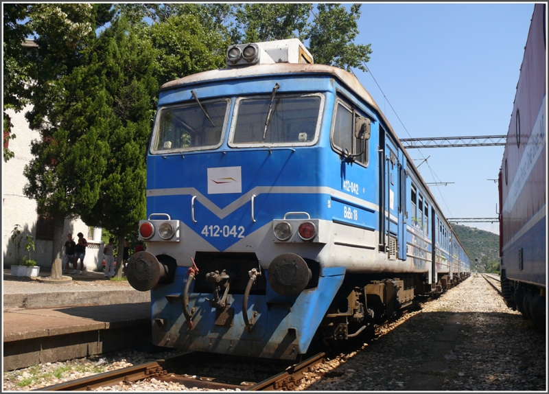 412-042 schaltet in Virpazar eine ungewollte Pause ein. (29.07.2009)